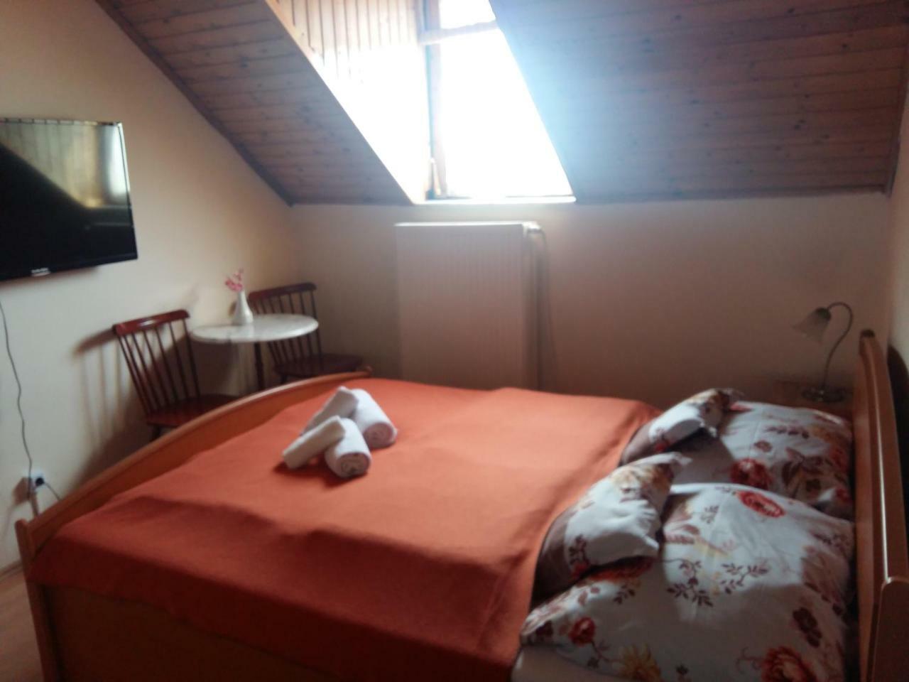 Retro Panzio Bed & Breakfast Pecs Exterior photo